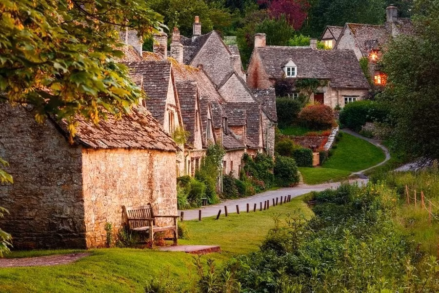 Nằm nép mình giữa lòng Cotswolds, Bibury trải rộng như một giấc mơ màu nước - nơi những ngôi nhà tranh sơn dầu bóng loáng nằm dọc phố Arlington Row; các mái nhà rêu phong thì thầm câu chuyện về những người thợ dệt thế kỷ 14.