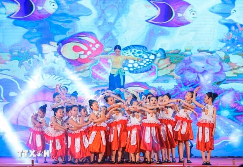Tiết mục văn nghệ biểu diễn tại chương trình 'Lễ hội Trung thu năm 2025' tại Hà Nội. (Ảnh: Hoàng Hiếu/TTXVN)