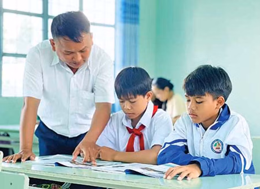 Thầy Tùng ân cần, tận tâm chỉ dạy học sinh.