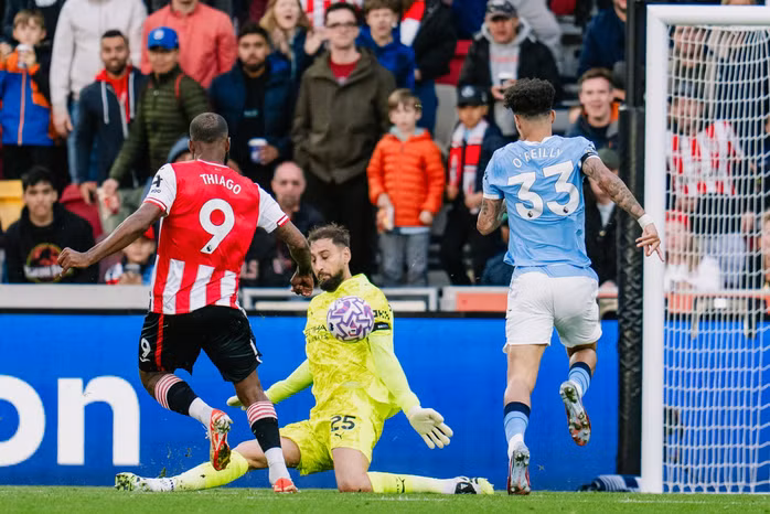 Igor Thiago đối mặt thủ môn Donnarumma