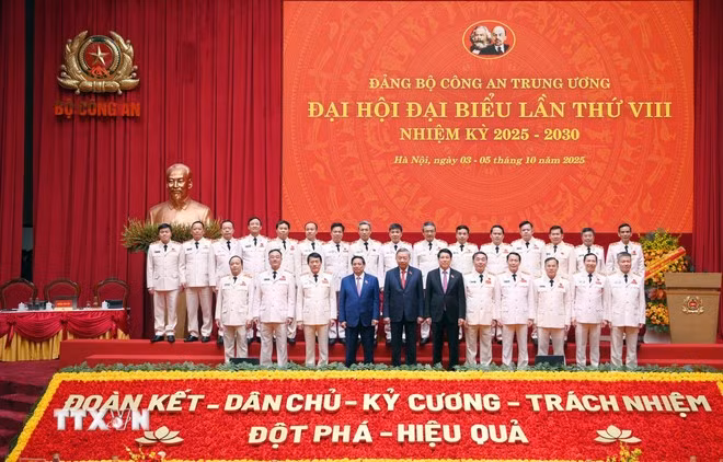 Tổng Bí thư Tô Lâm, Chủ tịch nước Lương Cường và Thủ tướng Phạm Minh Chính chụp ảnh chung với Đảng ủy Công an Trung ương và lãnh đạo Bộ Công an. (Ảnh: Phạm Kiên/TTXVN)