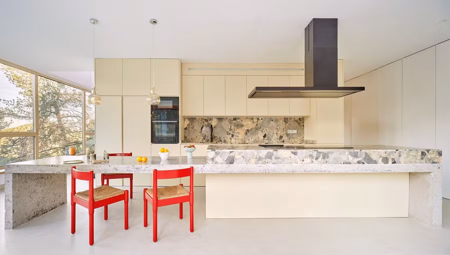 Tầng dưới cùng là không gian sinh hoạt mở, có bếp, phòng khách và góc ngắm cảnh kết nối.