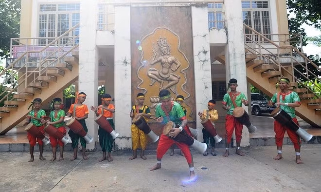 Thanh thiếu niên đồng bào Khmer là tầng lớp kế thừa điệu múa trống Chhay-dăm. (Ảnh: Minh Phú/TTXVN)