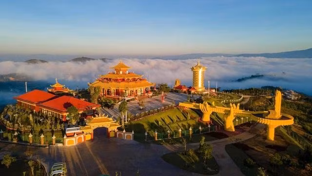 Samten Hill - khu du lịch tâm linh. ẢNH: LÂM VIÊN