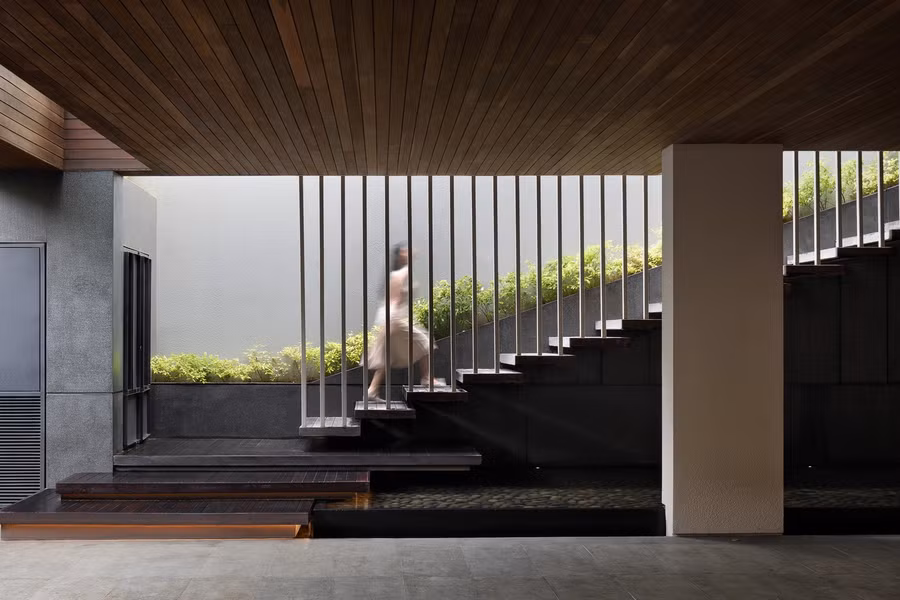 Hướng cầu thang đi lên được thiết kế theo kiểu mở để tận dụng ánh sáng tự nhiên và nuôi dưỡng không gian xanh dọc lối đi.