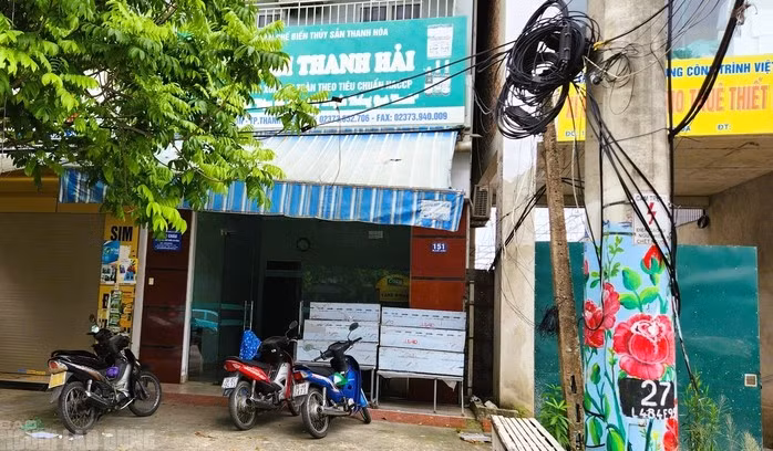 Tuy nhiên, ngay cạnh số nhà 149 là số 151 lại có biển ghi rất rõ tên Công ty CP chế biến thủy sản Thanh Hóa, có in trên các bao bì của những chai nước mắm bị vứt bỏ ở Quảng Nam. Ảnh: Tuấn Minh