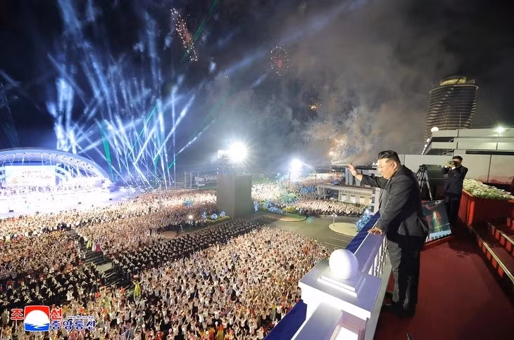 ong-kim-jong-un-trong-su-kien-chao-mung-khanh-thanh-khu-du-lich-wonsan-kalma-anh-reuters.jpg
