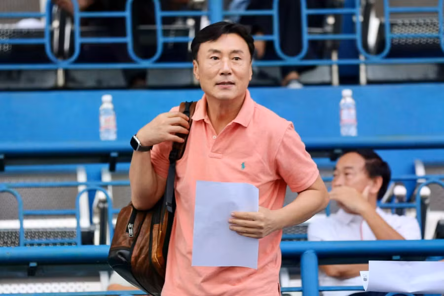 HLV Ha Hyeok Jun chứng kiến Tiến Linh ghi bàn giúp CLB Bình Dương thắng SLNA 2-1. . Ảnh: Khả Hòa