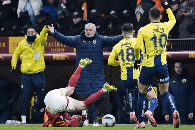 Jose Mourinho không kiểm soát nổi lối chơi của Fenerbahce cuối trận