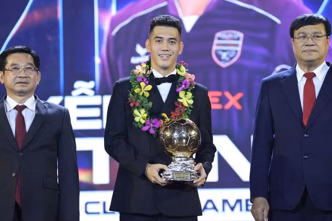 "Quả bóng Vàng Việt Nam 2024" Nguyễn Tiến Linh (giữa) sẽ cùng các đồng đội hành quân đến sân Quy Nhơn của đối thủ Bình Định. Ảnh: VFF