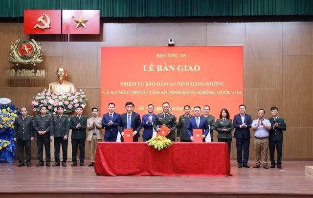 Thứ trưởng Bộ Công an Phạm Thế Tùng và Thứ trưởng Bộ GTVT Lê Anh Tuấn, cùng Phó Chủ tịch Ủy ban Quản lý vốn nhà nước tại doanh nghiệp Nguyễn Ngọc Cảnh ký Biên bản bàn giao việc tiếp nhận nhiệm vụ bảo đảm an ninh hàng không về Bộ Công an. Ảnh: Bộ Công an