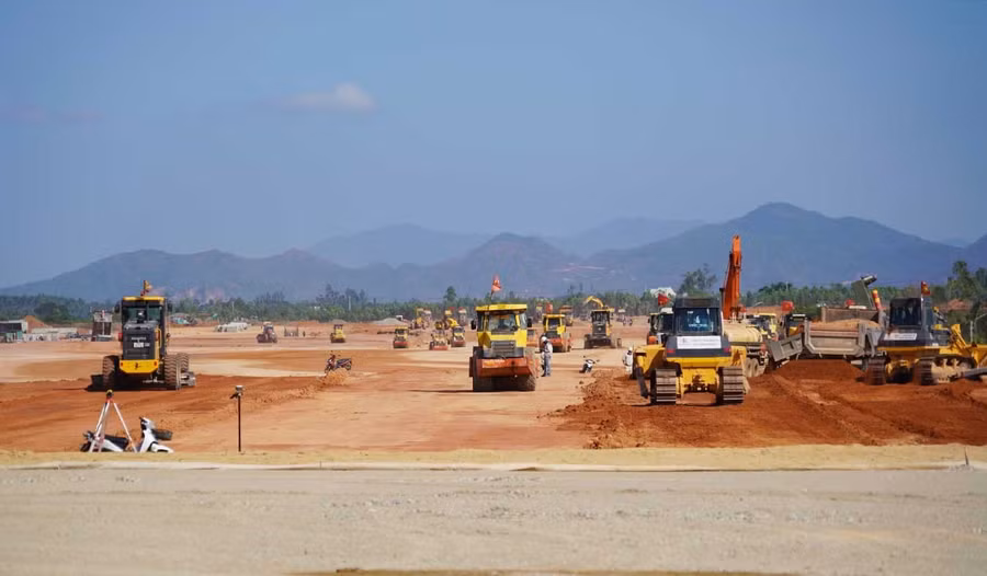 Tập trung thi công dự án đầu tư xây dựng đường cất hạ cánh số 2 sân bay Phù Cát. Ảnh: N.Hân