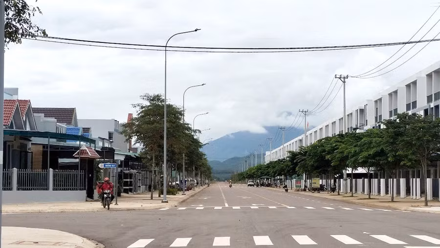Hạ tầng khu dân cư, thương mại và dịch vụ được xây dựng hoàn thiện, hiện đại, phục vụ tốt nhu cầu an cư và làm việc cho người dân, chuyên gia và công nhân tại các nhà máy. Ảnh: T.Sỹ