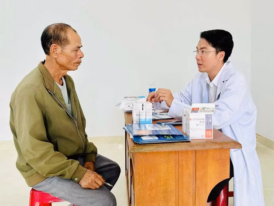 Các hoạt động thăm khám sức khỏe và cấp thuốc miễn phí cho người dân trong Tháng Nhân đạo năm 2026 được đẩy mạnh triển khai. Ảnh: Như Nguyện