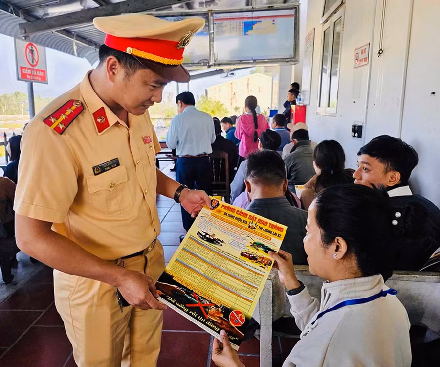 Cảnh sát giao thông tuyên truyền các nguy cơ dẫn đến tai nạn giao thông cho thí sinh trước khi bước vào kỳ sát hạch. Ảnh: K.A