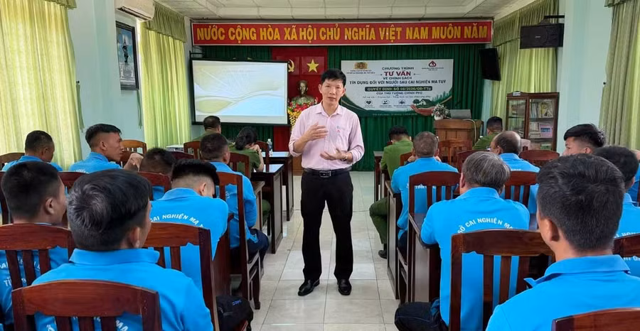 Cơ sở cai nghiện ma túy số 1 và số 2 tỉnh Gia Lai phối hợp Chi nhánh Ngân hàng Chính sách xã hội tỉnh tổ chức chương trình tuyên truyền, tư vấn về chính sách tín dụng đối với người sau cai nghiện ma túy theo Quyết định số 08/2026/QĐ-TTg của Thủ tướng Chính phủ, sáng 12-5. Ảnh: Nguyễn Chơn