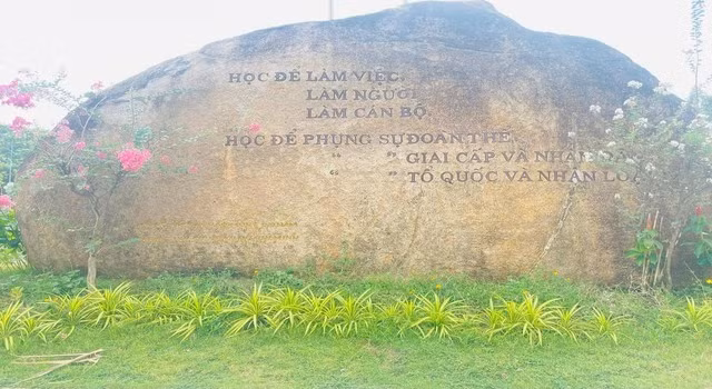 Lời ghi của Chủ tịch Hồ Chí Minh ở trang đầu quyển sổ vàng của Trường Nguyễn Ái Quốc Trung ương (tháng 9.1949). ẢNH: TƯ LIỆU