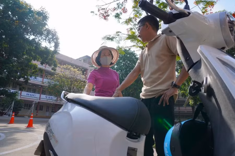 Phụ huynh học sinh cũng dành sự quan tâm đặc biệt đến các dòng xe máy điện VinFast.