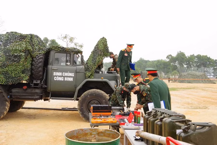Cán bộ, chiến sĩ Lữ đoàn Công binh 7 tham gia nội dung đội sửa chữa cơ động tại Hội thao Công binh toàn quân năm 2026. Ảnh: ĐVCC