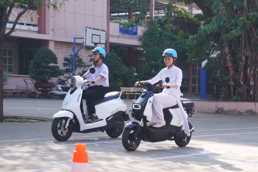 VinFast mang đến sự kiện nhiều dòng xe khác nhau cho học sinh trải nghiệm.