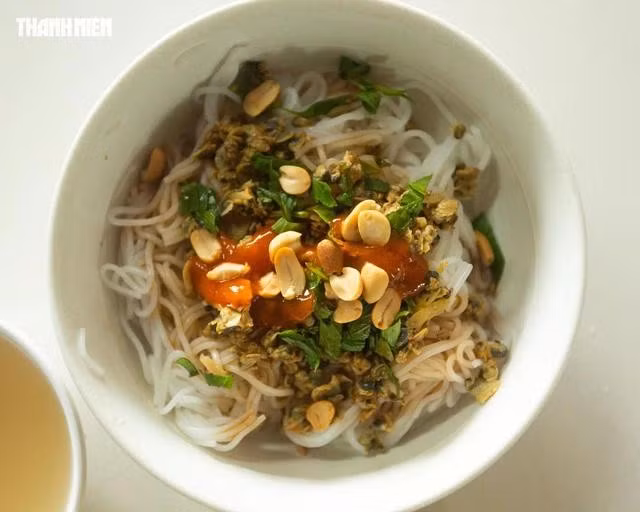 Một tô bún hến Mai Xá có giá 20.000 đồng. ẢNH: BÁ CƯỜNG