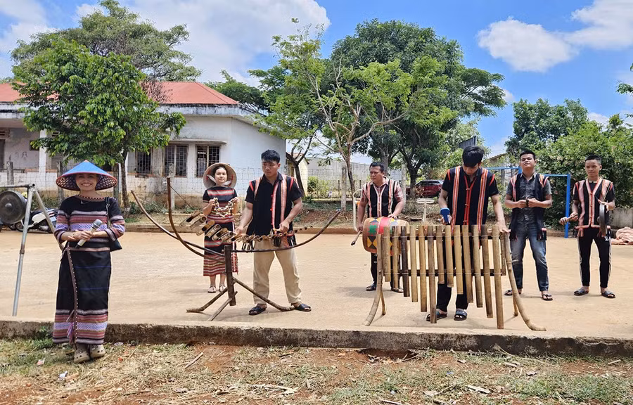 Giới thiệu và biểu diễn nhạc cụ truyền thống cho các em học sinh trong “Hành trình về làng Chuet”. Ảnh: Ngọc Duy