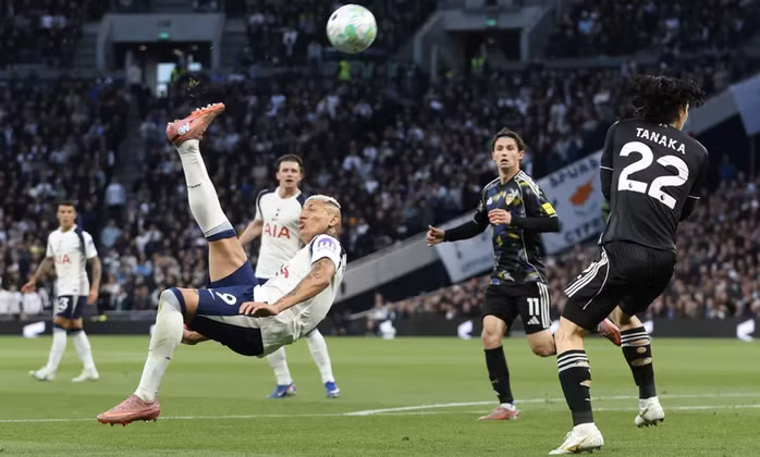 Richarlison uy hiếp khung thành thủ môn Karl Darlow