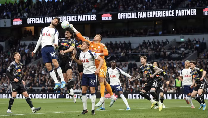 Chia điểm Leeds, Tottenham có cơ hội trụ hạng.