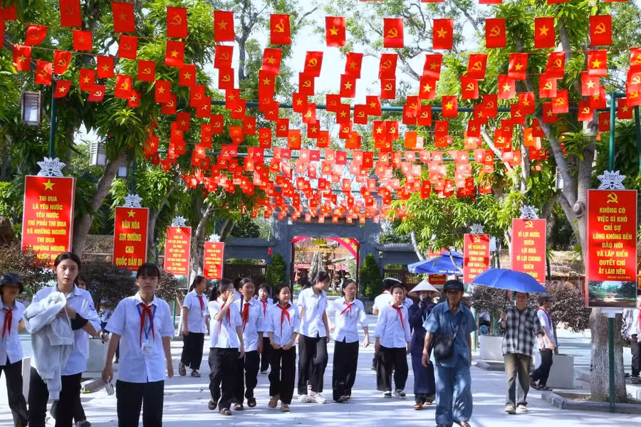 Khu di tích quốc gia đặc biệt Kim Liên rực rỡ cờ hoa mừng 136 năm Ngày sinh Chủ tịch Hồ Chí Minh Ảnh: Thu Hiền