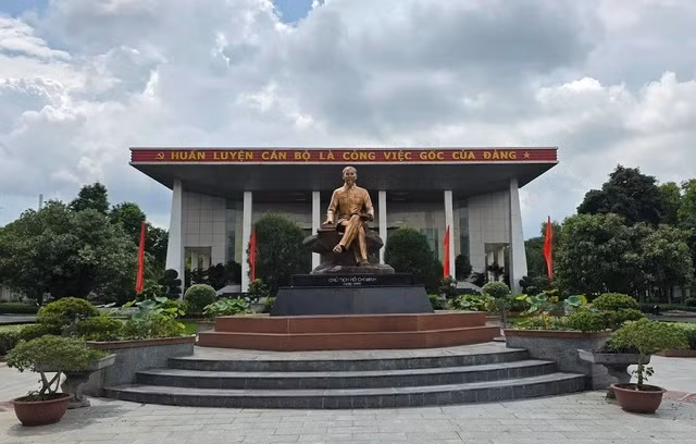 Tượng Chủ tịch Hồ Chí Minh ở Học viện Chính trị khu vực II (phường Tăng Nhơn Phú, TP.HCM). ẢNH: CTV