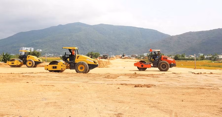 Các nhà thầu đang đẩy nhanh tiến độ thi công tuyến đường từ Quốc lộ 1D đến Quốc lộ 19 mới. Ảnh: T.SỸ