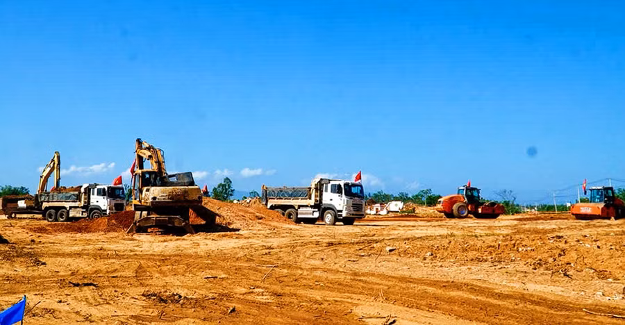 Các nhà thầu khoan cọc nhồi và đúc dầm tại cầu sông Côn. Ảnh: Tín Phan