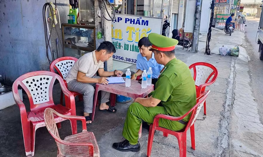 Nhiều hộ kinh doanh tại chợ Nam sông Hà Thanh (phường Quy Nhơn) đã chủ động sắp xếp hàng hóa gọn gàng, không còn bày tràn xuống lòng đường gây cản trở giao thông. Ảnh: K.A