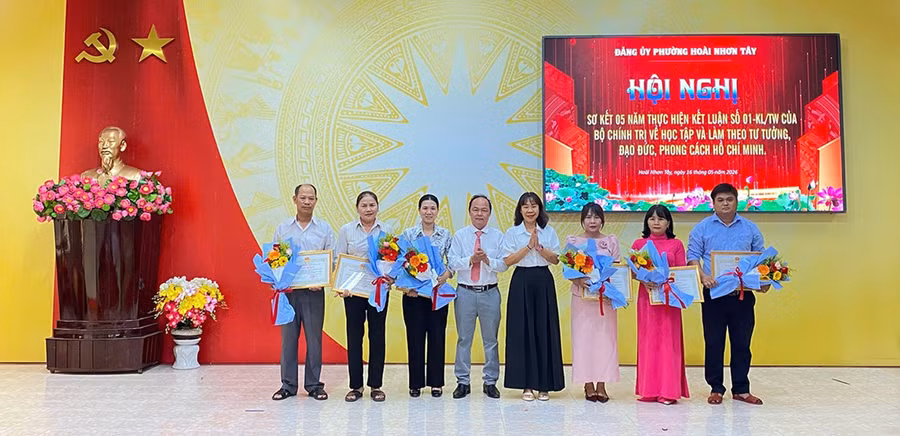 Đảng ủy phường Hoài Nhơn Tây khen thưởng các tập thể có thành tích tiêu biểu trong học tập và làm theo tư tưởng, đạo đức, phong cách Hồ Chí Minh giai đoạn 2021 - 2026 tại Hội nghị sơ kết 5 năm thực hiện Kết luận số 01-KL/TW về tiếp tục thực hiện Chỉ thị số 05-CT/TW, tổ chức ngày 16-5. Ảnh: Bình Dương