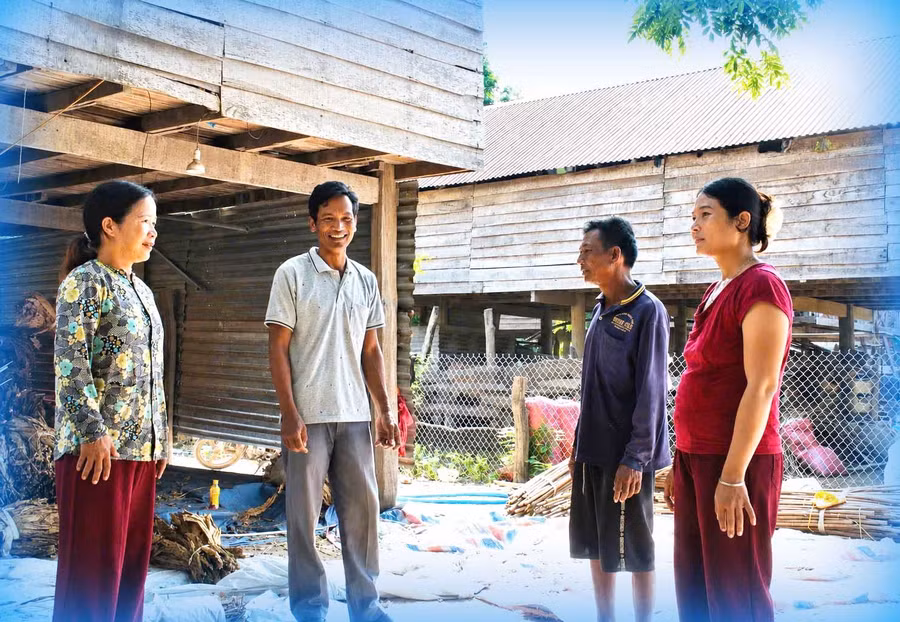 Trưởng thôn Nay Khúy (thứ 2 từ trái sang) trò chuyện, nắm bắt tâm tư, nguyện vọng của bà con trước khi chuyển về nơi ở mớ. Ảnh: Vũ Chi