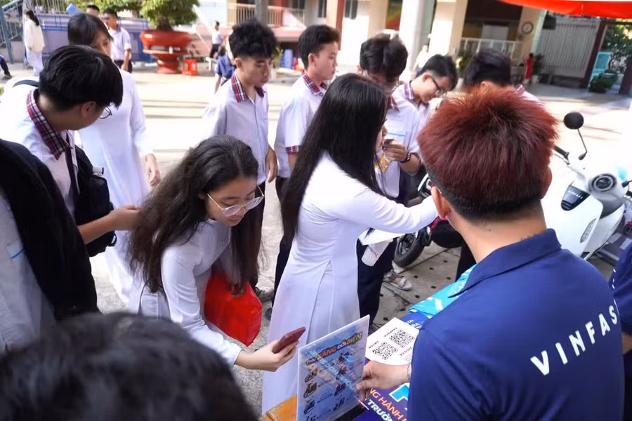 Học sinh trường THPT Thủ Đức (TP.HCM) hào hứng đăng ký trải nghiệm xe máy điện VinFast.