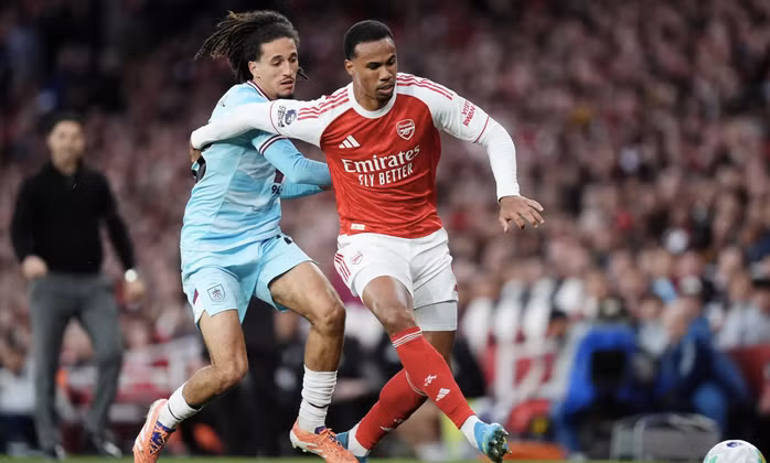Arsenal tấn công từ sau tiếng còi khai cuộc