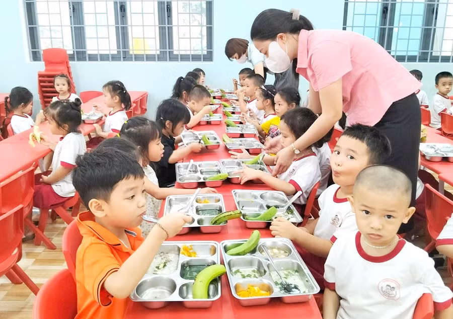 Cán bộ quản lý và giáo viên tại Trường Mầm non 19-4 rất lo lắng khi không được xét thăng hạng chức danh nghề nghiệp. Ảnh: V.L