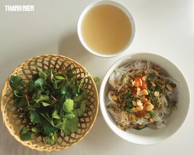 Bún hến Mai Xá có cách ăn khác lạ và cũng mang lại hương vị độc đáo, khó quên. . ẢNH: BÁ CƯỜNG