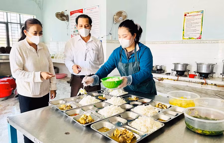 Trường Phổ thông Dân tộc nội trú THCS Hoài Ân (xã Ân Tường) chủ động ký hợp đồng dài hạn với các đơn vị cung cấp thực phẩm, mặt hàng thiết yếu nhằm đảm bảo hoạt động bếp ăn. Ảnh: T.C