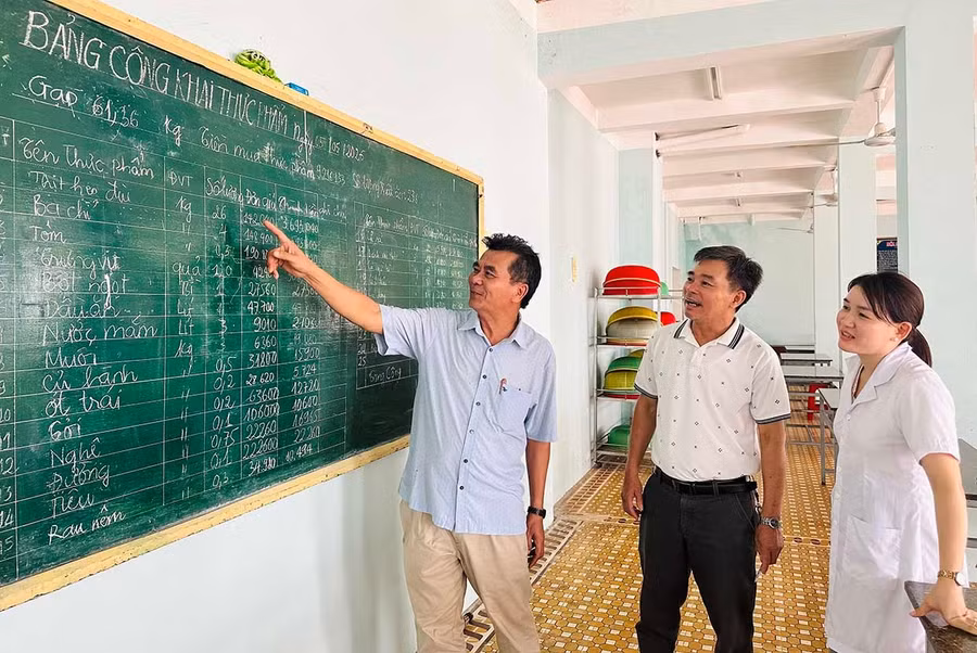 Nhân viên y tế Trường Phổ thông dân tộc nội trú THCS&THPT Vân Canh (xã Vân Canh) lưu mẫu các loại thức ăn trong ngày.