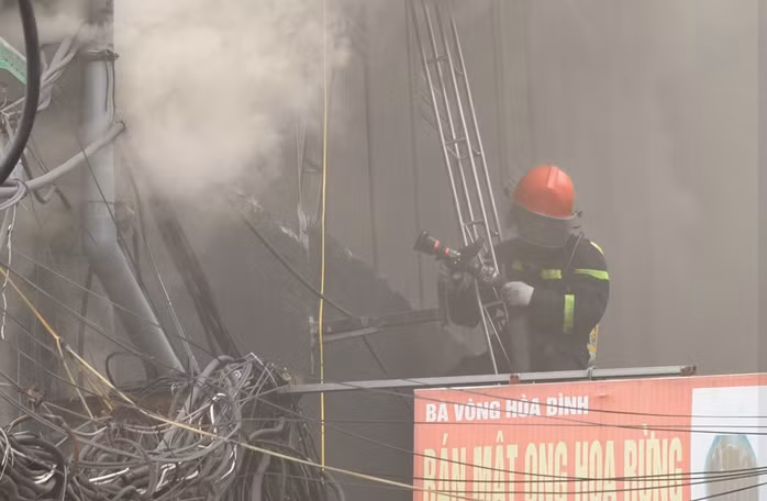 Gần 10 xe chữa cháy cùng nhiều cán bộ, chiến sĩ được điều động tới hiện trường để dập lửa. Ảnh: Đ.H.