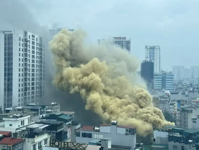 Cột khói cao hàng chục mét. Ảnh: Hoàng Lam