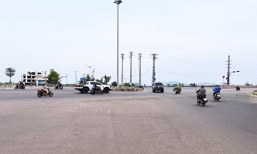 Nút giao Quốc lộ 1 - Nguyễn Văn Cừ - Nguyễn Văn Linh và đường kết nối từ khu vực trung tâm thị xã An Nhơn (cũ) đến đường ven biển phía Tây đầm Thị Nại tồn tại nhiều bất cập, nguy hiểm về giao thông. Ảnh: N.C