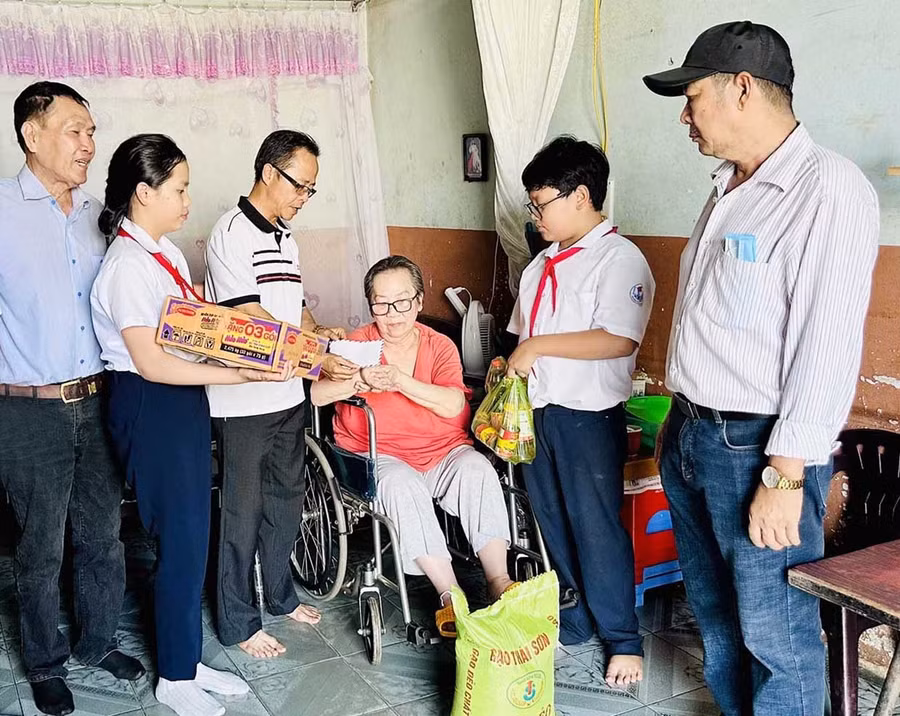 Các nhà hảo tâm đến thăm, tặng quà, góp phần động viên bà Lương Thùy Hương (phường Pleiku). Ảnh: Như Nguyện