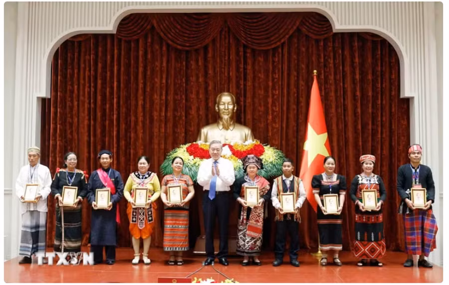 Tổng Bí thư, Chủ tịch nước Tô Lâm tặng chân dung Chủ tịch Hồ Chí Minh cho các già làng, trưởng bản, nghệ nhân, người có uy tín tiêu biểu toàn quốc. (Ảnh: Thống Nhất/TTXVN)