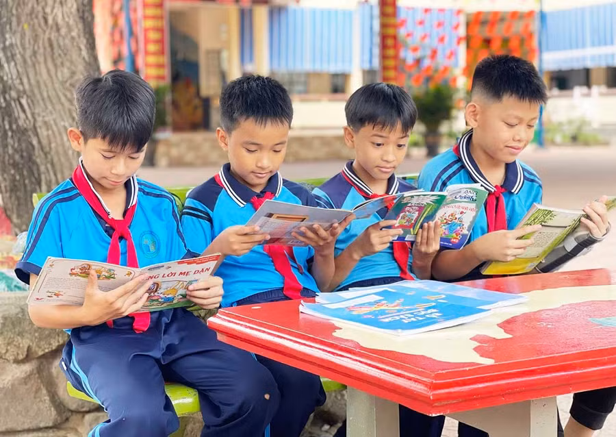 Học sinh Trường Tiểu học số 1 Hoài Hảo (phường Hoài Nhơn Tây) tích cực tham gia hoạt động đọc sách. Ảnh: Hồ Điểm