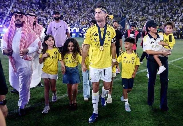 Ronaldo và gia đình trong ngày đón niềm vui cùng CLB Al Nassr. Ảnh: Reuters