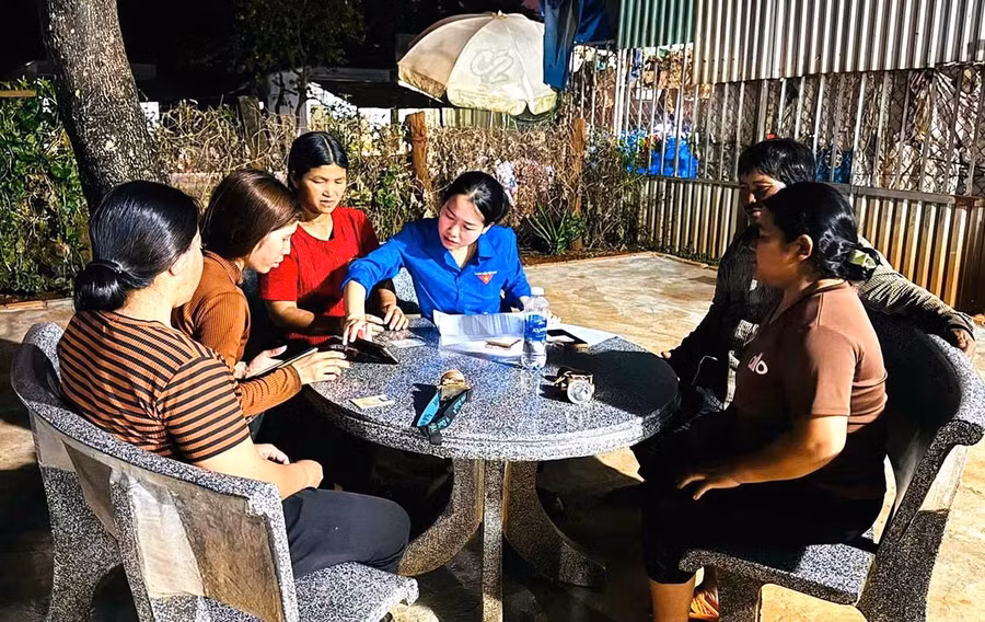 Các chi đoàn và Tổ công nghệ số cộng đồng của Đoàn Thanh niên xã Đức Cơ tích cực hỗ trợ người dân ứng dụng công nghệ số, nâng cao khả năng tự bảo vệ trước các thông tin xấu độc Ảnh: ĐVCC
