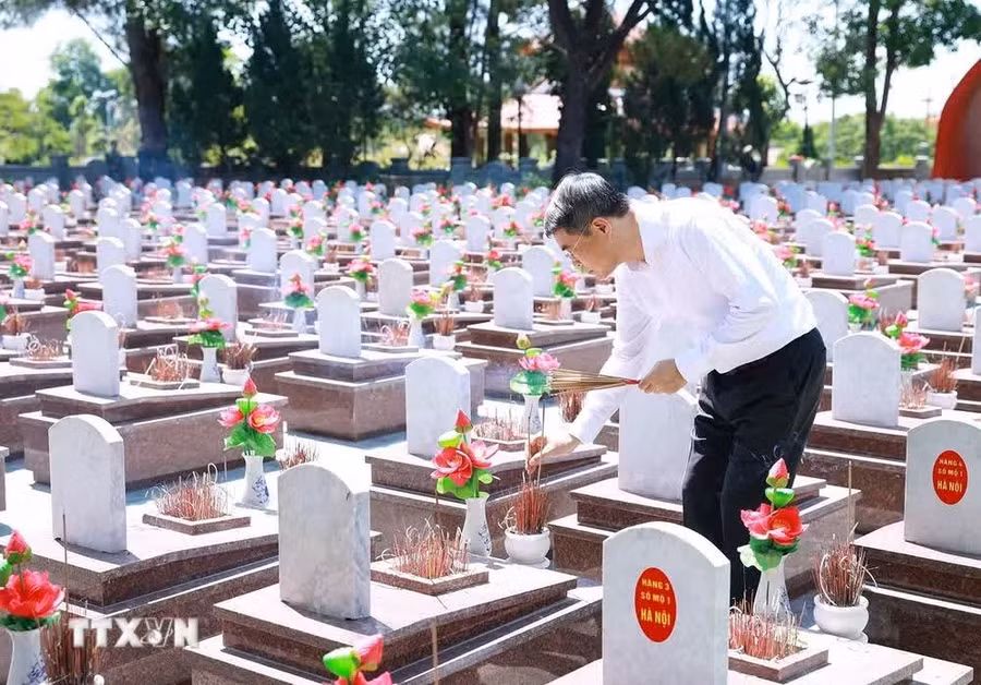 Thủ tướng Lê Minh Hưng thắp hương mộ liệt sỹ tại Nghĩa trang liệt sỹ Quốc gia Trường Sơn. (Ảnh: Dương Giang/TTXVN)